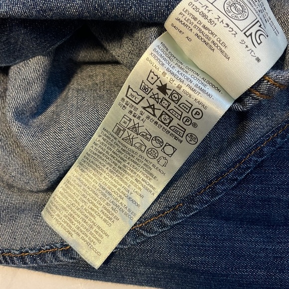 Levi’s Dark Denim Button Down Shirt - Women’s Size Small - Picture 9 of 9